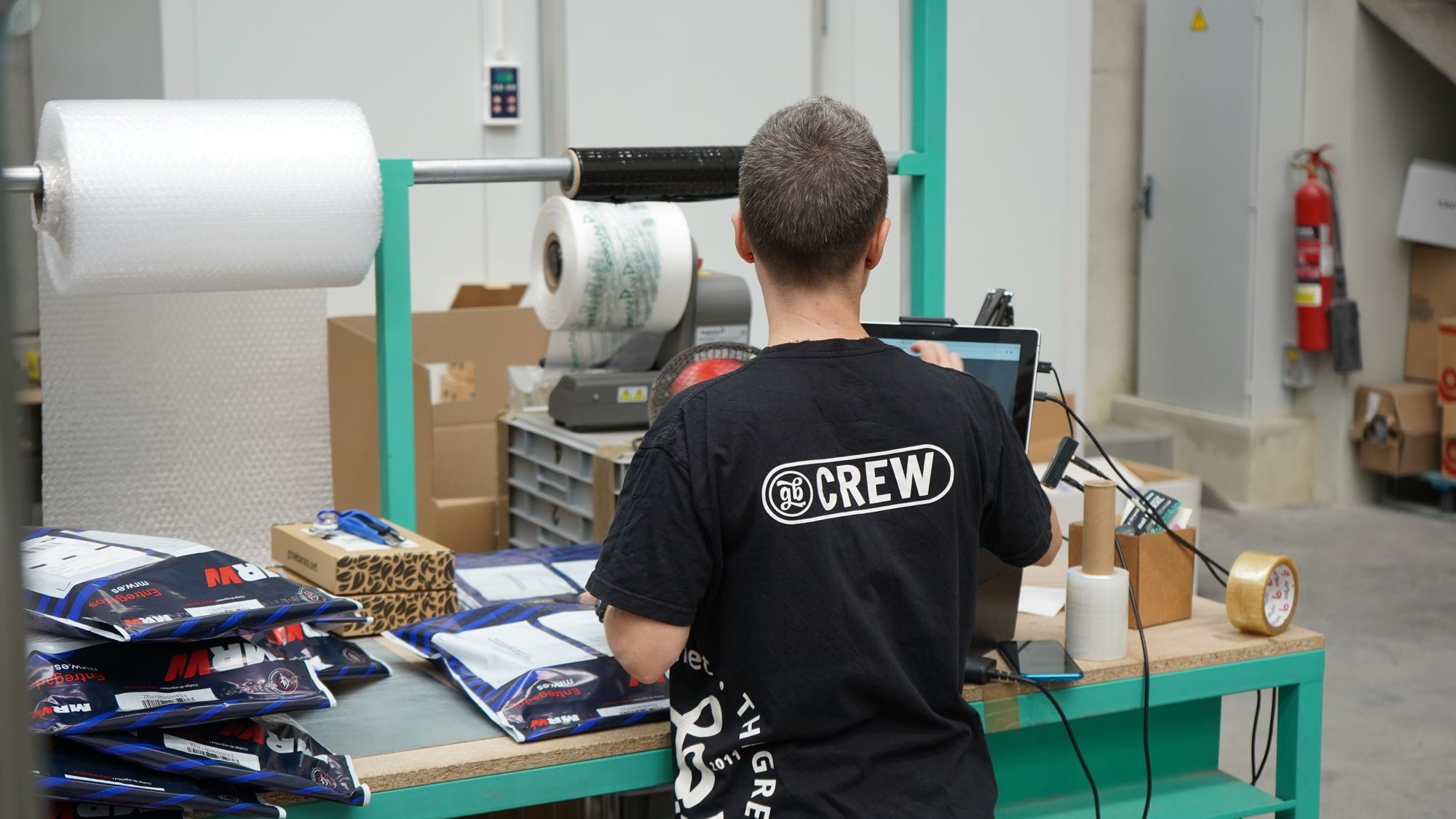 Supply-Chain-Digitalisierung: digitale Bestandsprüfung in einem modernen Lager