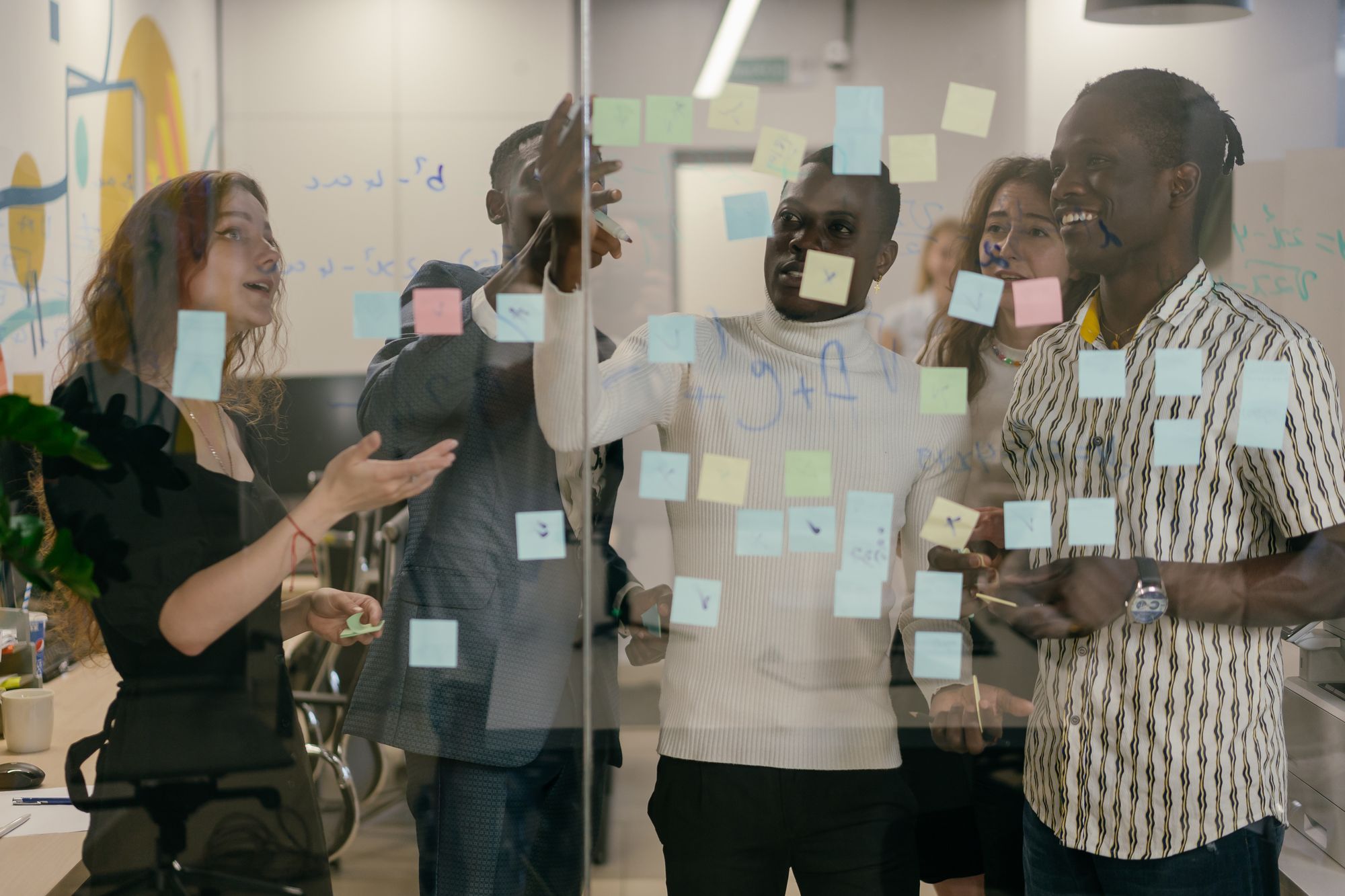 Digitale Transformation Beratung: Team entwickelt eine Transformation mit strukturierten Arbeitsschritten