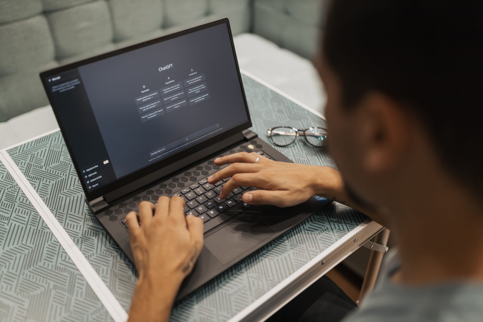 Generative-KI-Beratung: Mitarbeiter nutzt eine KI-Anwendung am Laptop