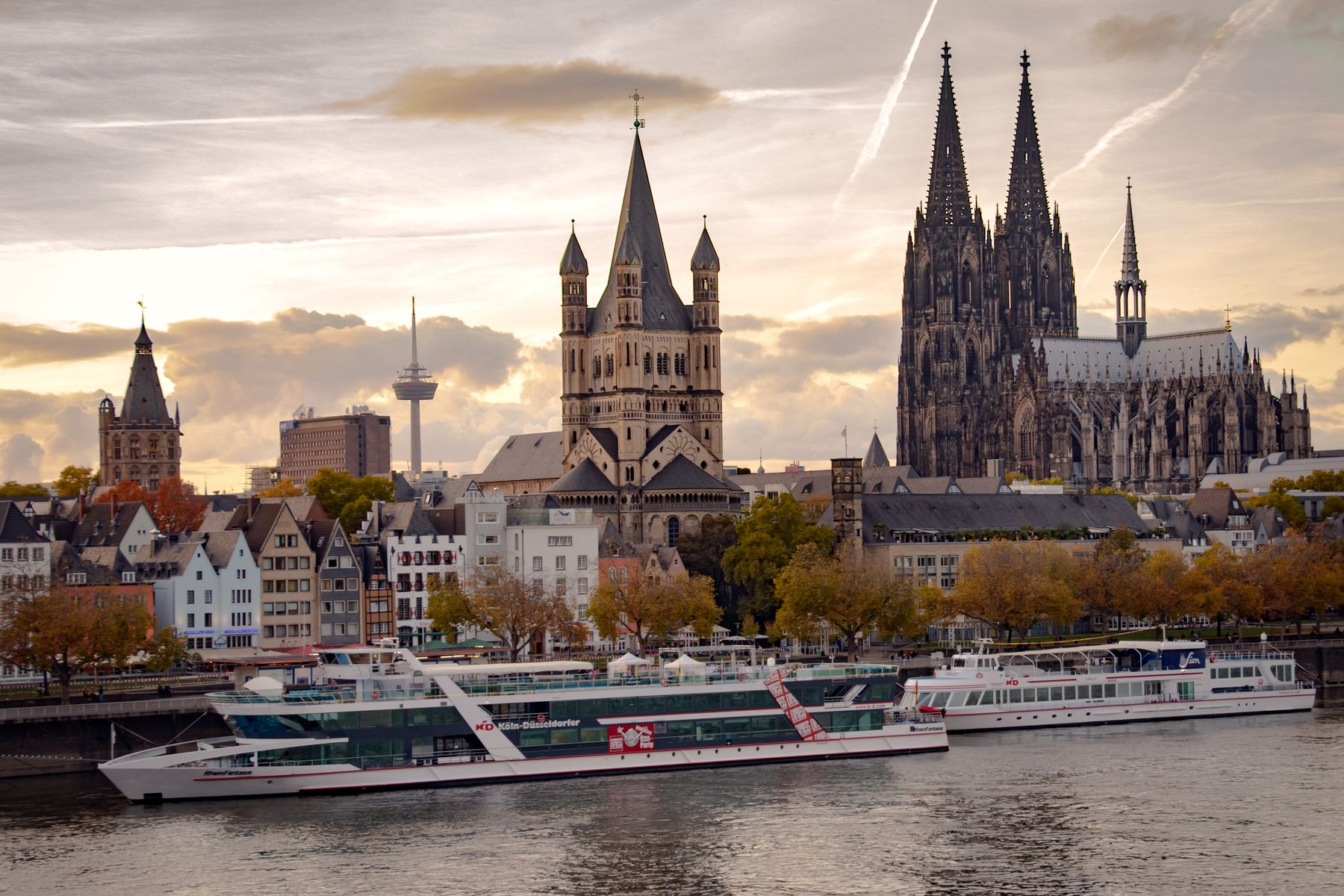 Projektmanagement Rheinland: Kölner Stadtansicht am Rhein als regionaler Bezug