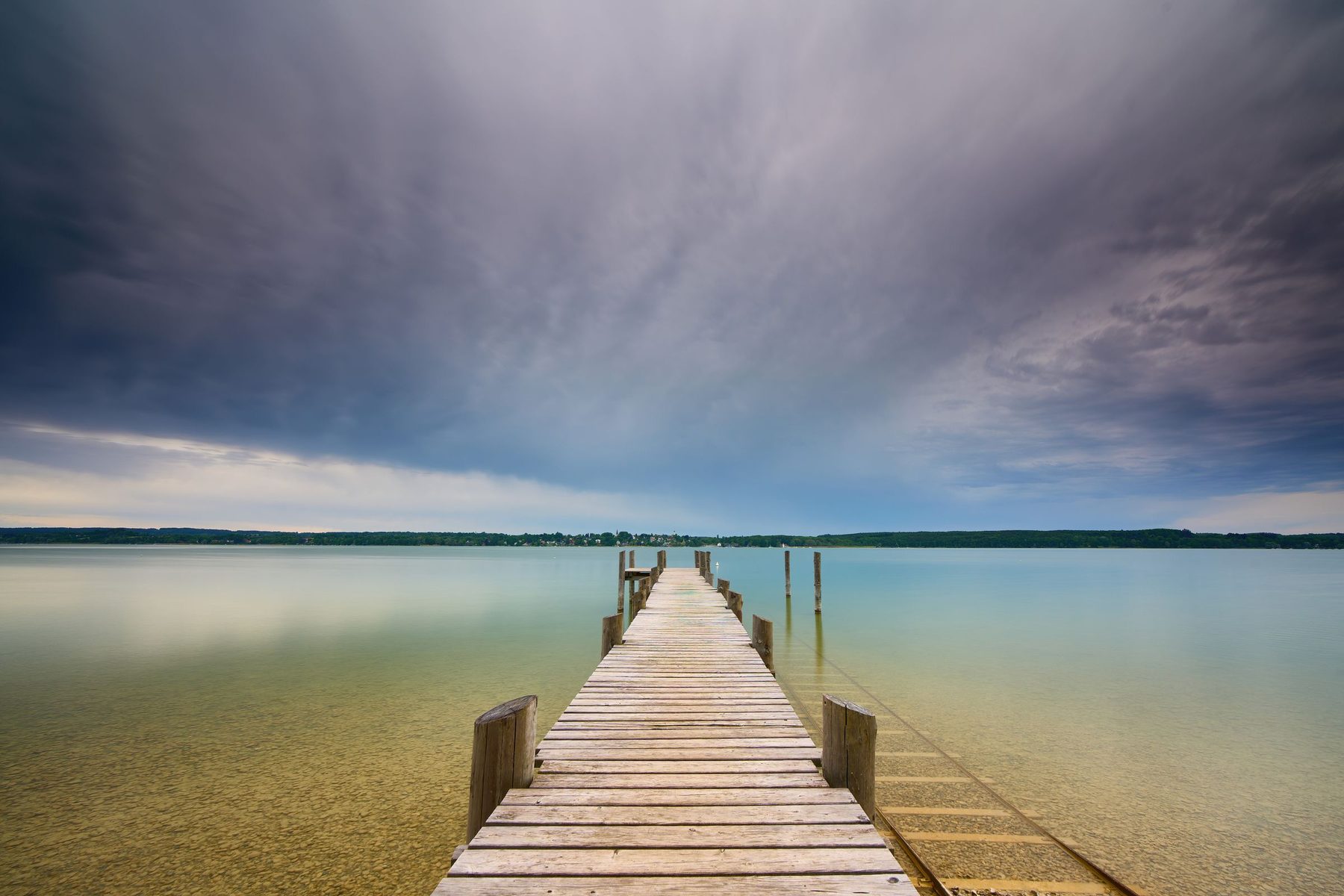 Change Management Beratung Starnberg bei CEx: Ein hölzerner Steg reicht in den Starnberger See
