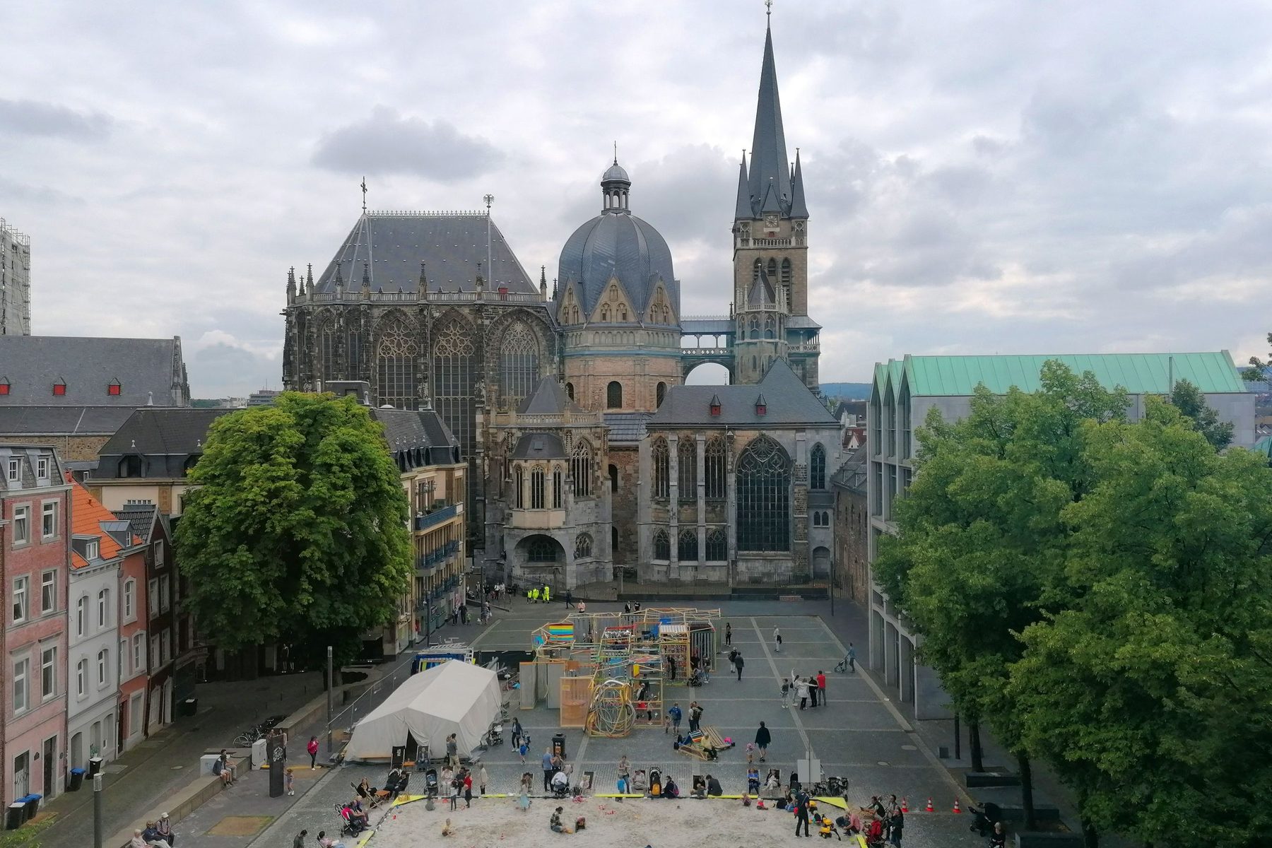 Digitalisierungsberatung Aachen bei CEx: Der Aachener Dom aus der Luft, umgeben von der Altstadt
