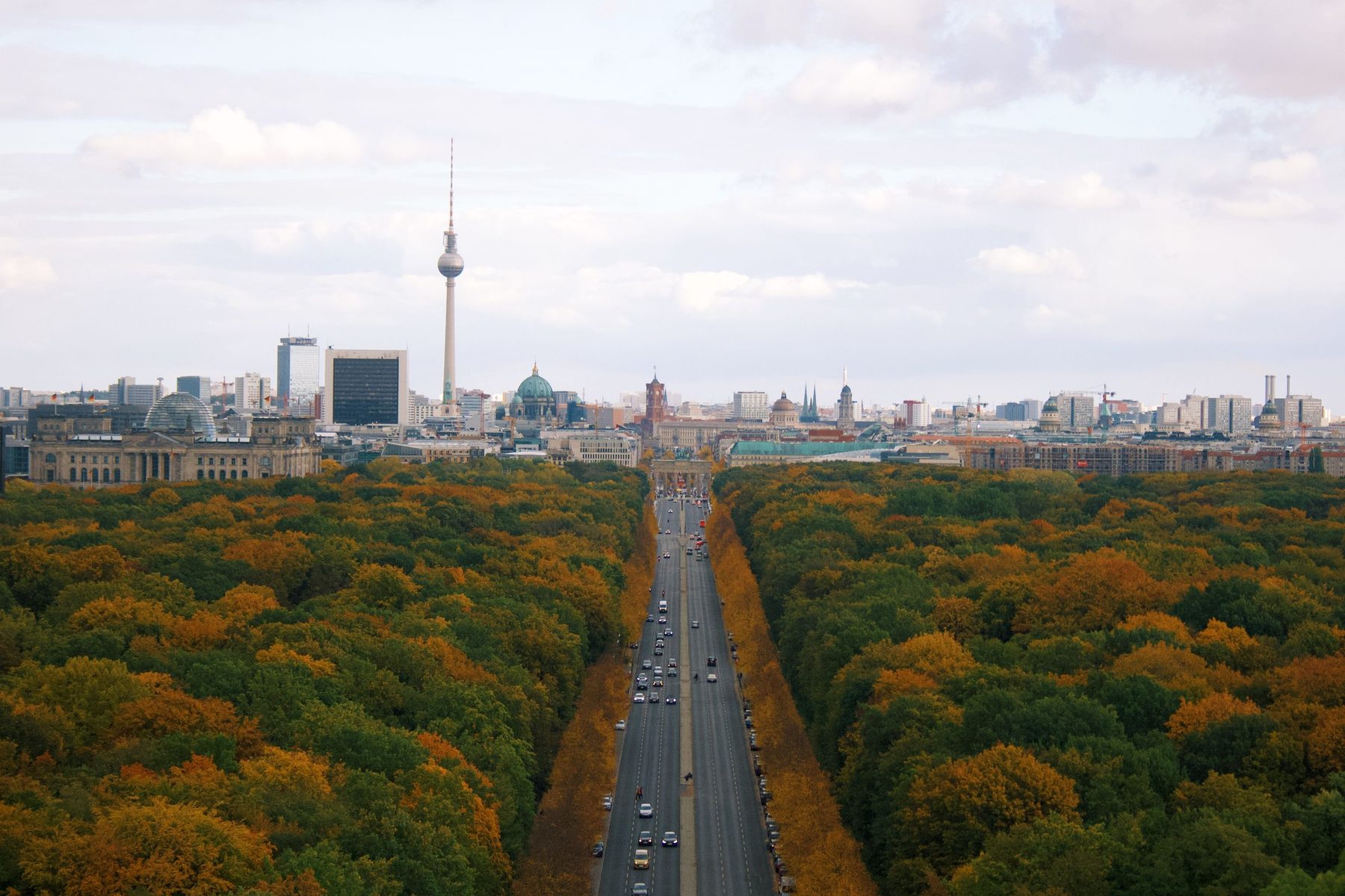 IT Beratung Berlin bei CEx: Blick über den Berliner Tiergarten zum Fernsehturm im Herbst