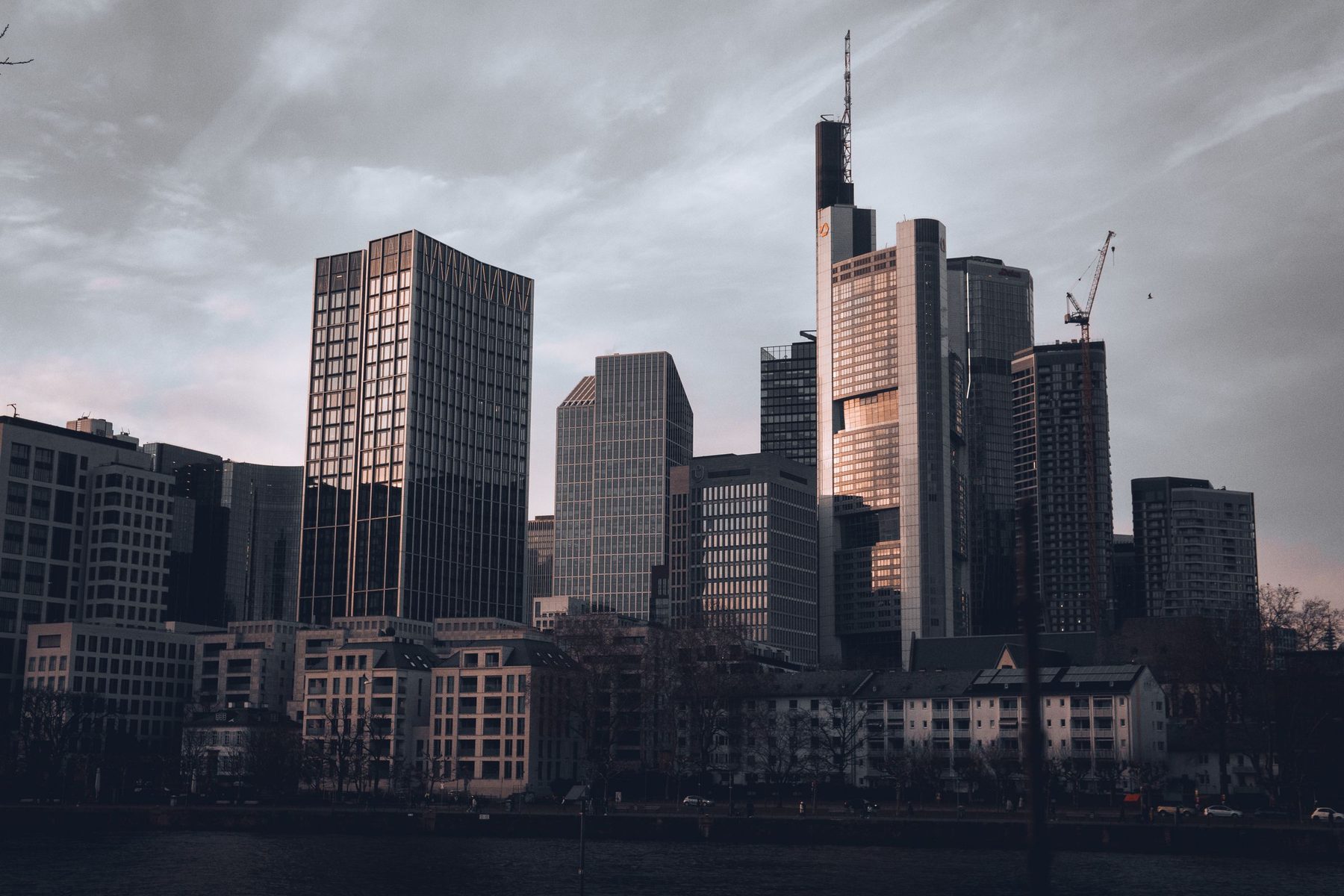 IT Beratung Frankfurt bei CEx: Die Frankfurter Skyline am Abend