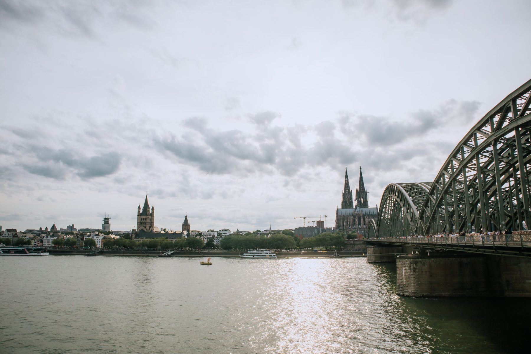 IT Beratung Köln bei CEx: Der Kölner Dom und die Hohenzollernbrücke über dem Rhein