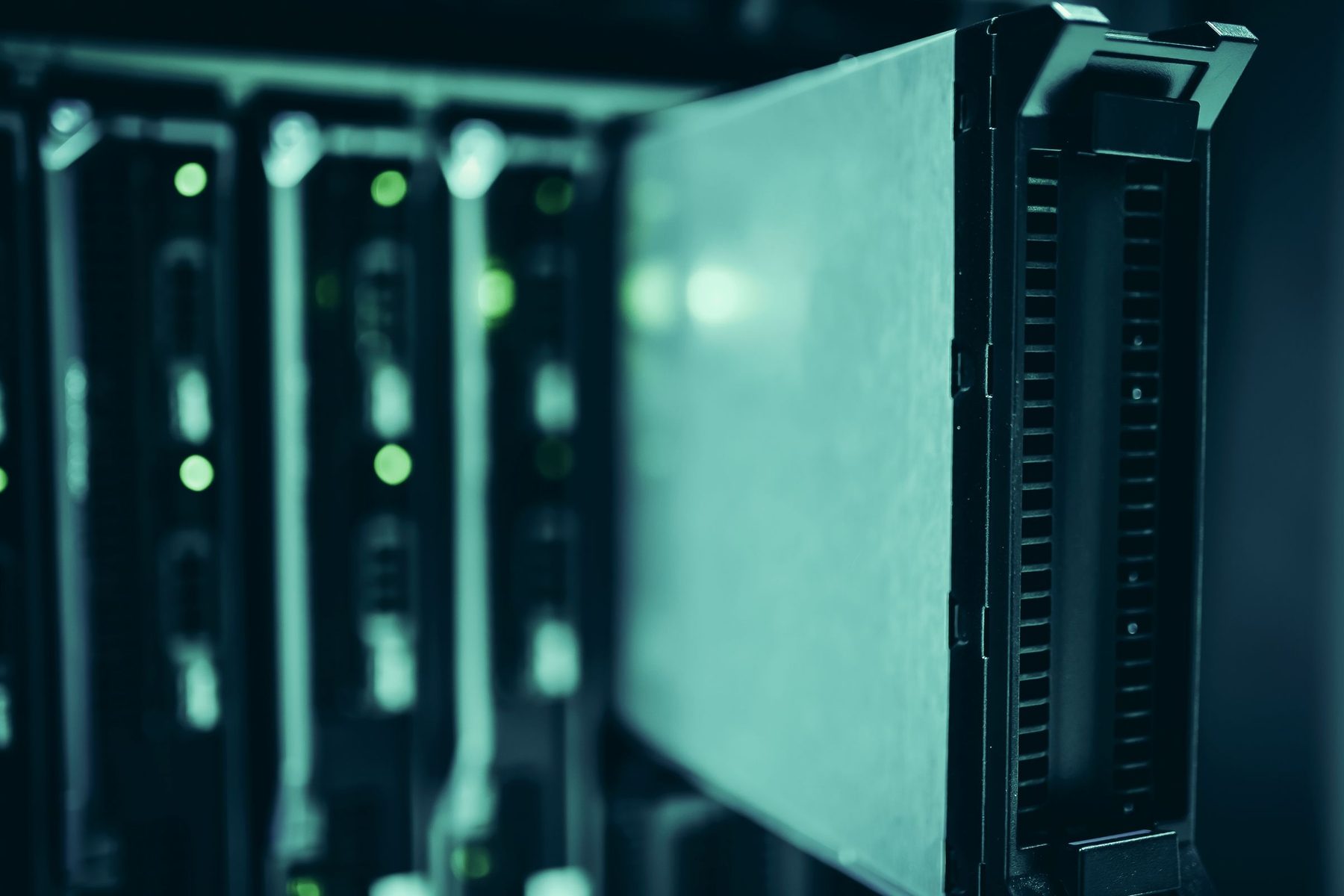 IT Strategie Beratung bei CEx: Serverschränke in einem Rechenzentrum