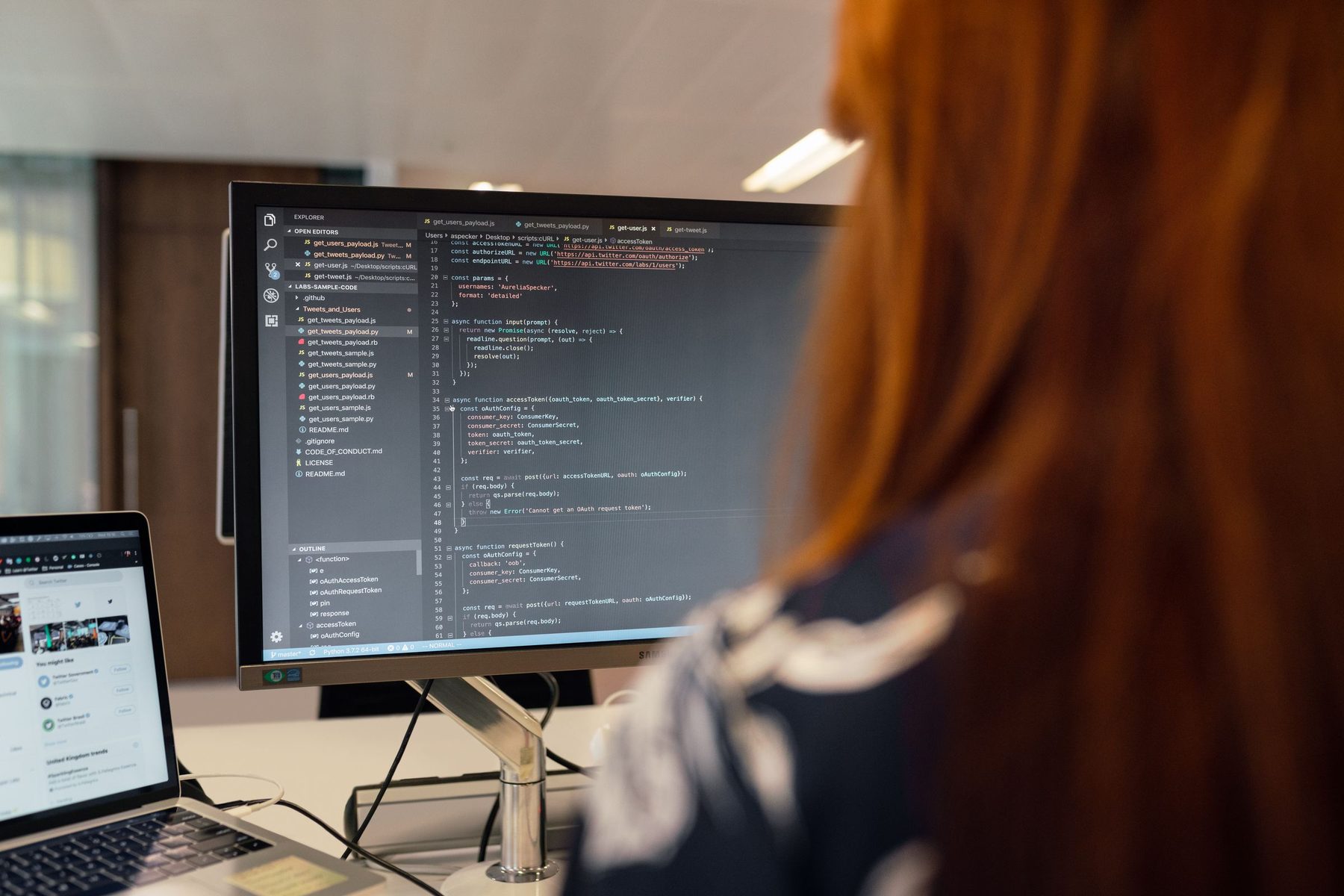 KI Beratung Agentur Software bei CEx: Eine Entwicklerin arbeitet am Quelltext einer Anwendung