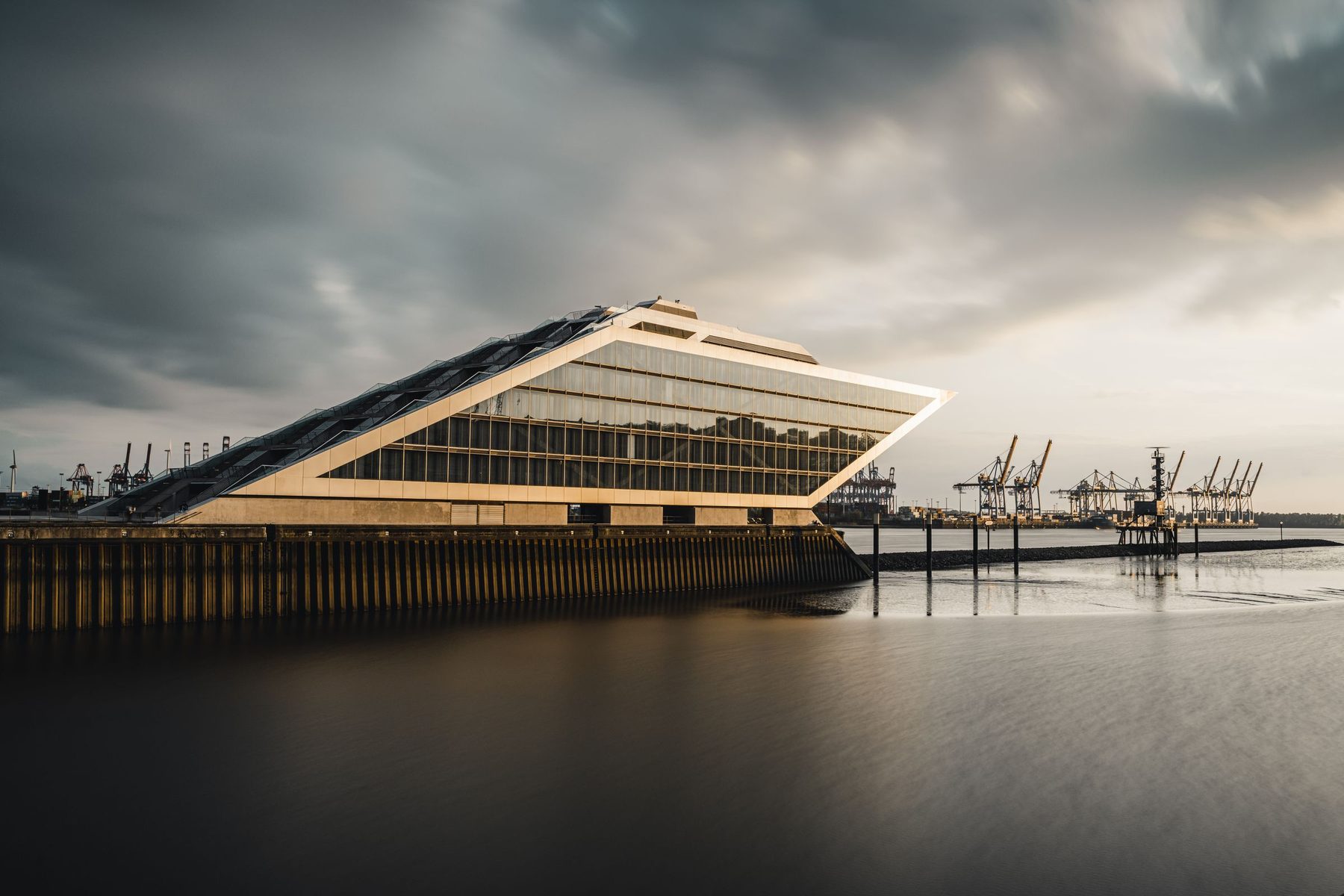 KI Beratung Hamburg bei CEx: Das Dockland-Gebäude im Hamburger Hafen
