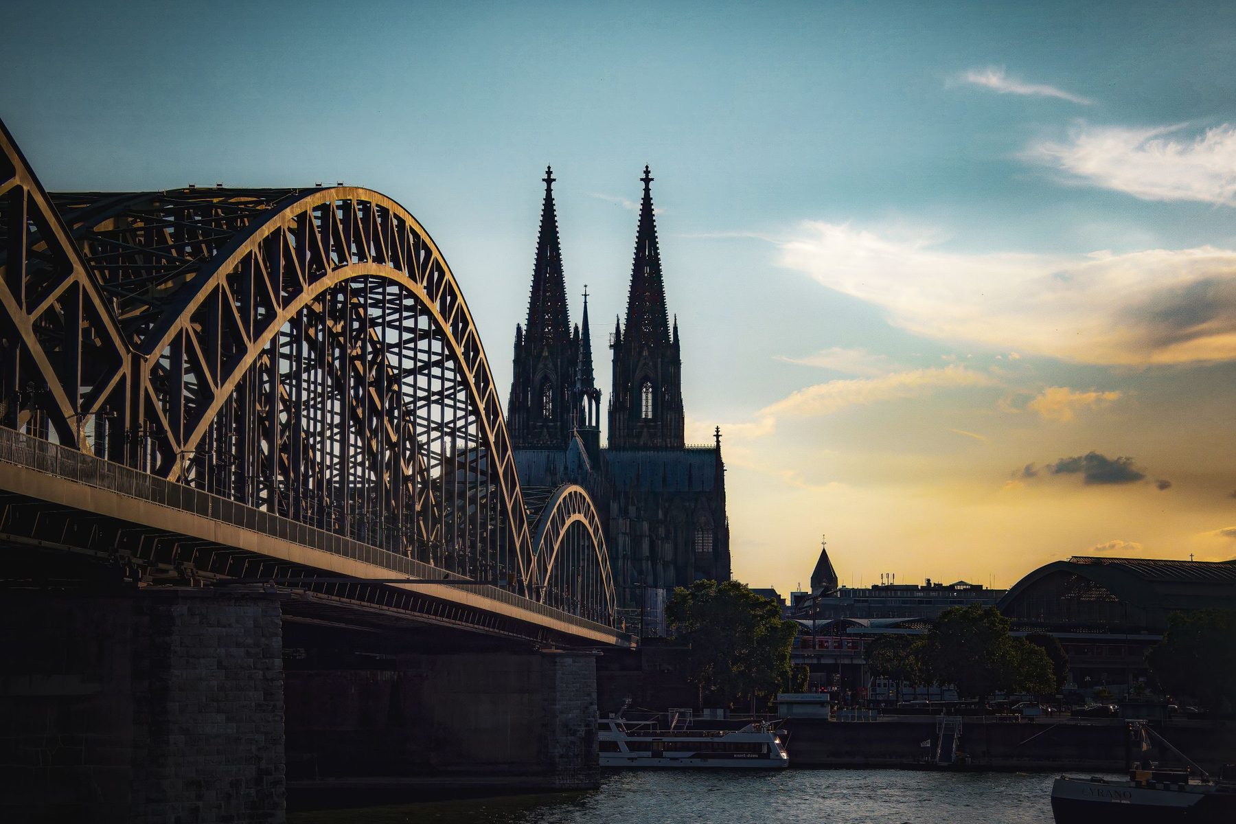 KI Beratung Köln bei CEx: Der Kölner Dom und die Hohenzollernbrücke im Abendlicht