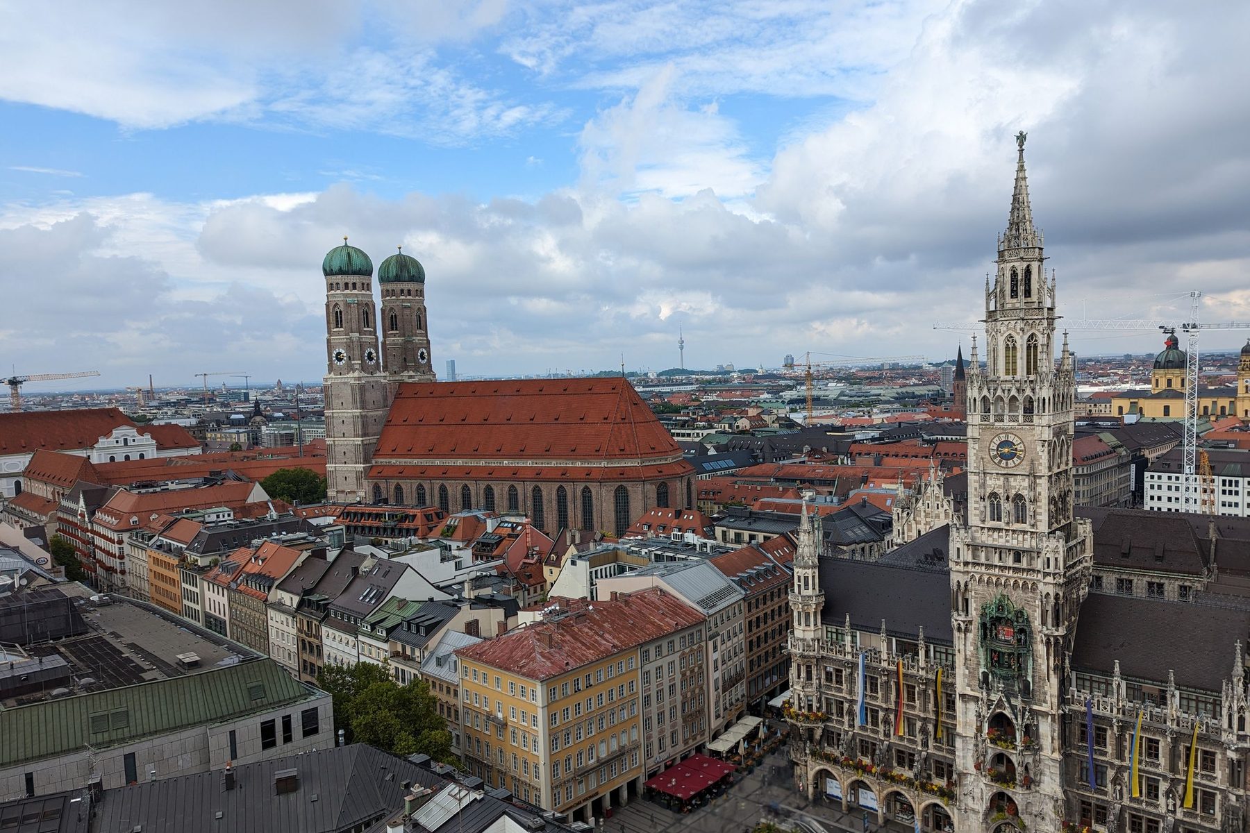 KI-Beratung München bei CEx: Der Münchner Marienplatz von oben mit Neuem Rathaus und Frauenkirche