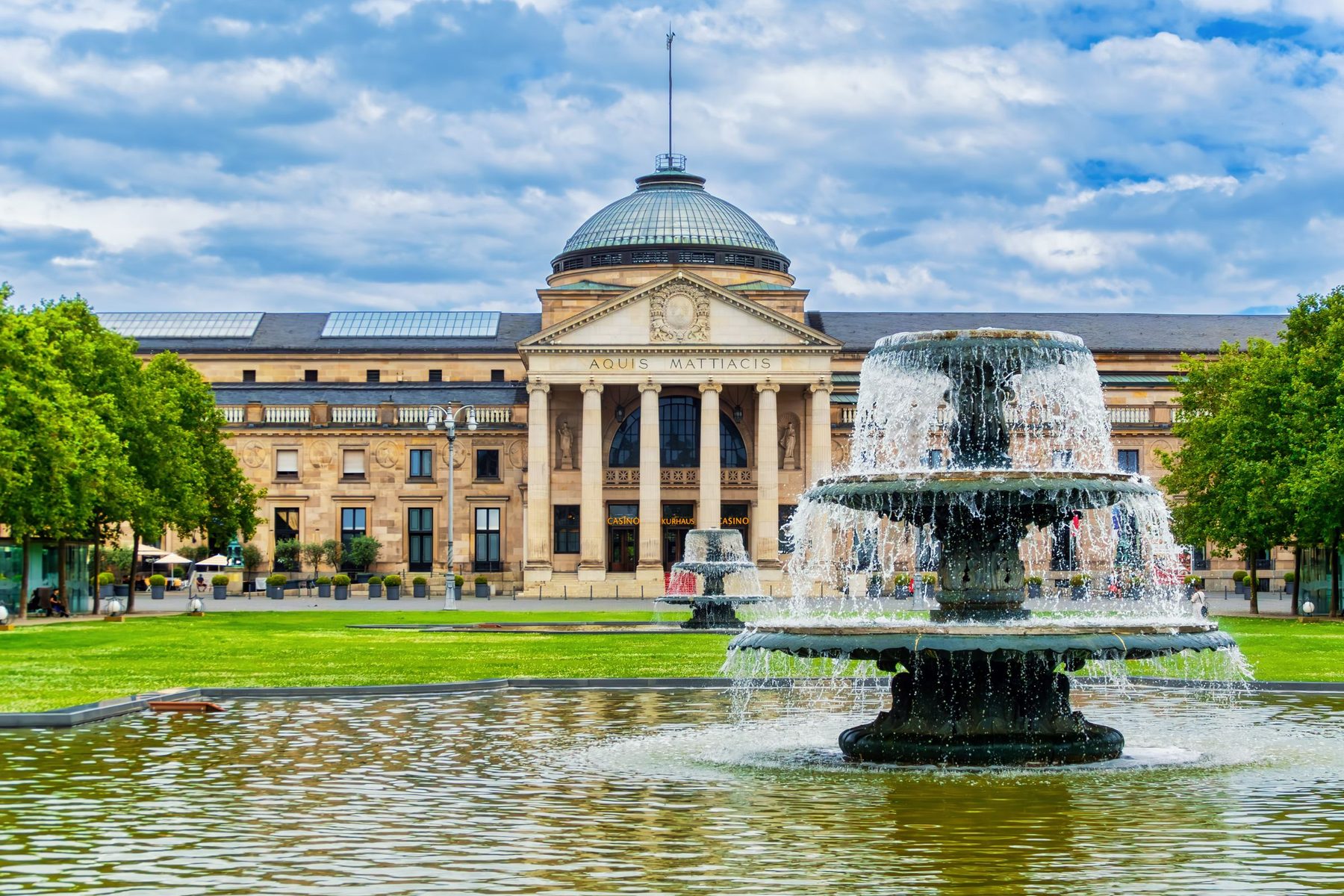 Unternehmensberatung Wiesbaden bei CEx: Das Kurhaus in Wiesbaden mit dem Springbrunnen davor